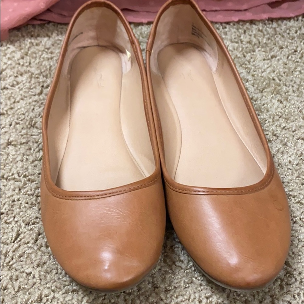 Universal Thread Camel Flats